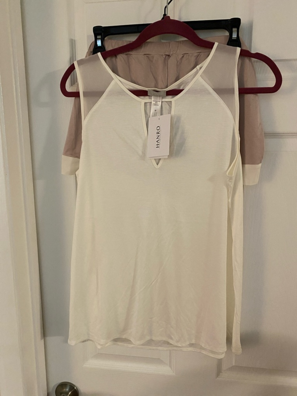 Hanro Cream Cold-Shoulder Sleep Top